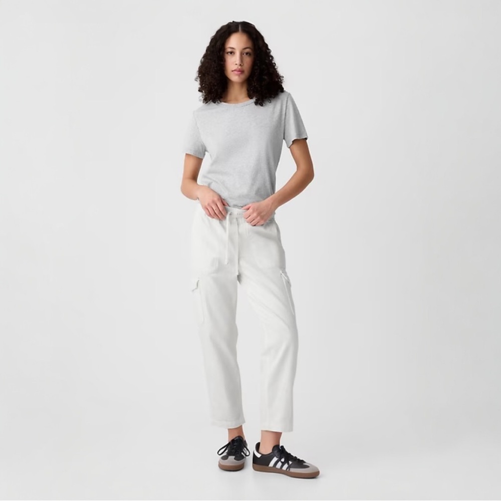 GAP Mid Rise Easy Cargo Jeans NWT Medium